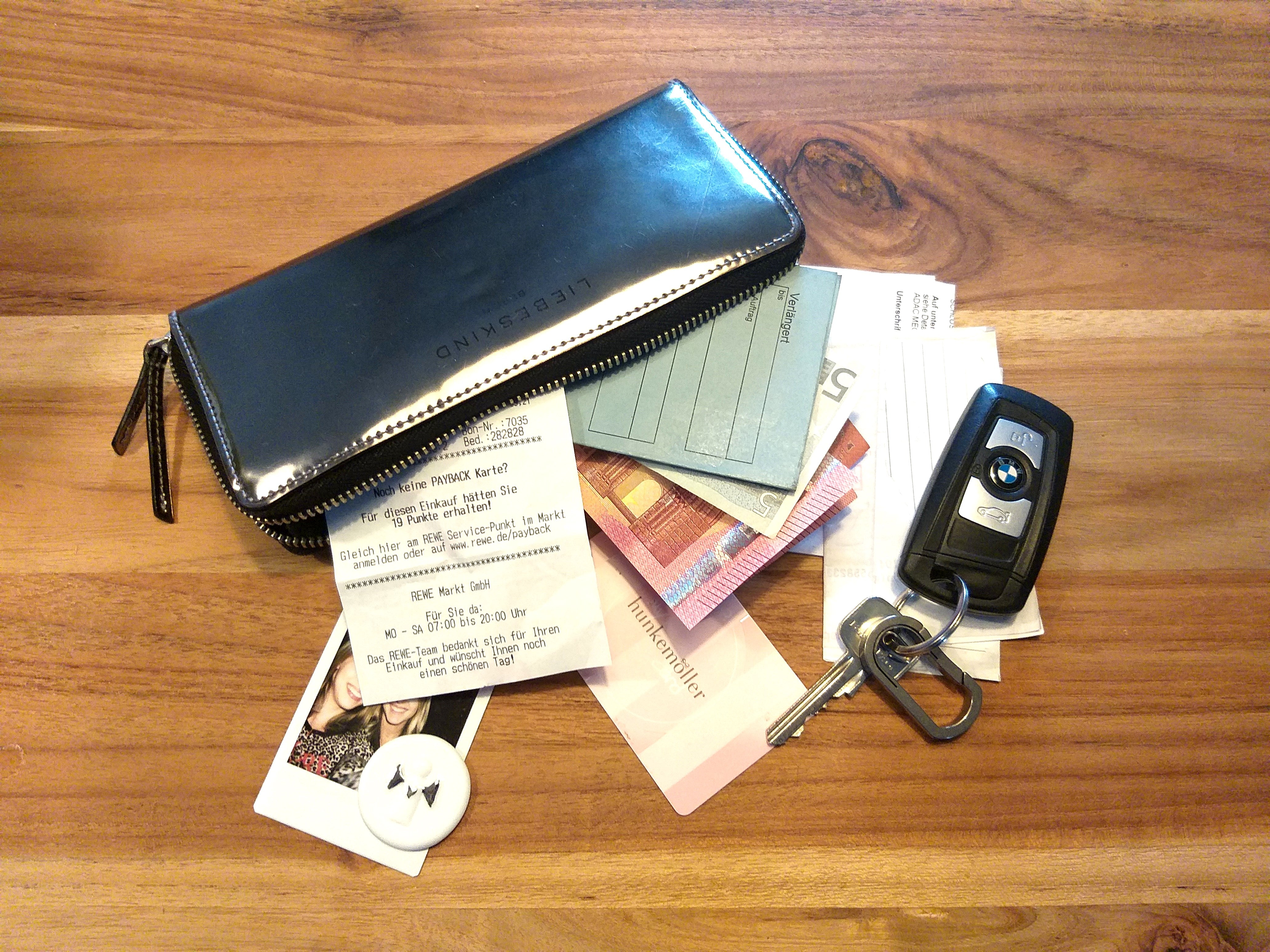 Things you shouldn't carry in your wallet any more - AVIATOR by EVERMADE WALLETS