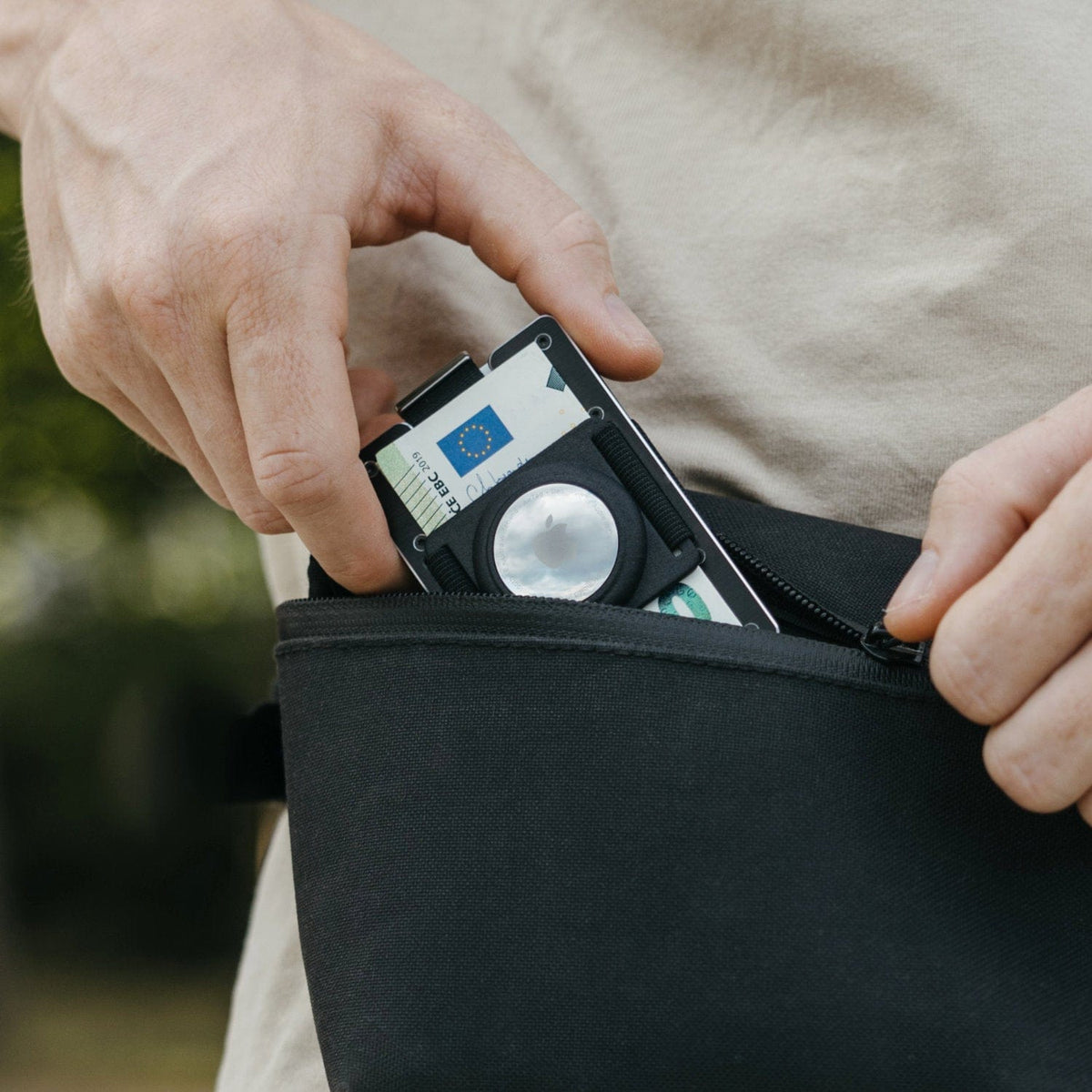 aviator_wallet_black_brushed_slide_one